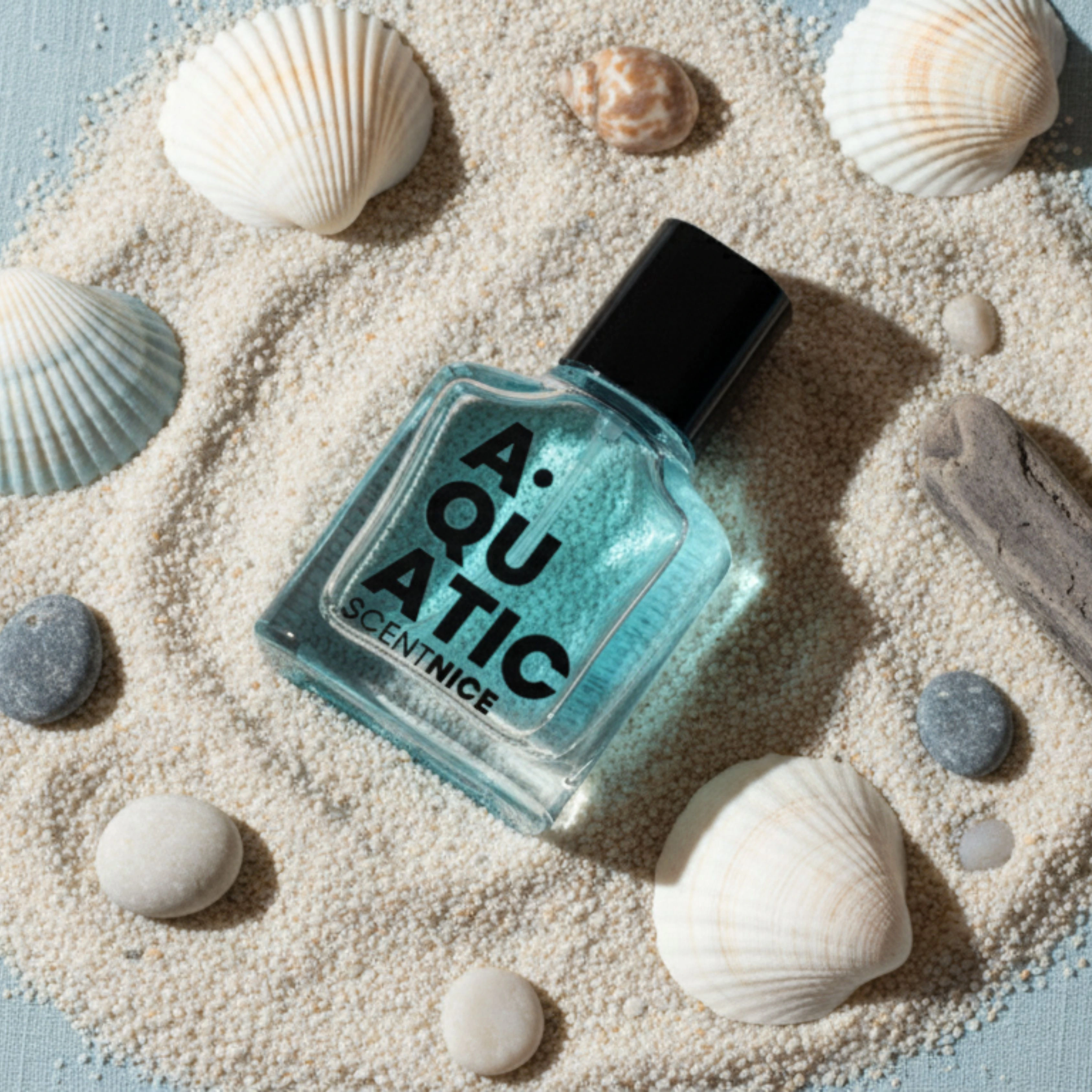Foto editorial botol parfum Scentnice Aquatic dengan cipratan air